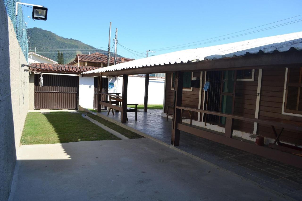 Casa de férias Maranduba Chalet: Poolside Retreat With Sea Access *