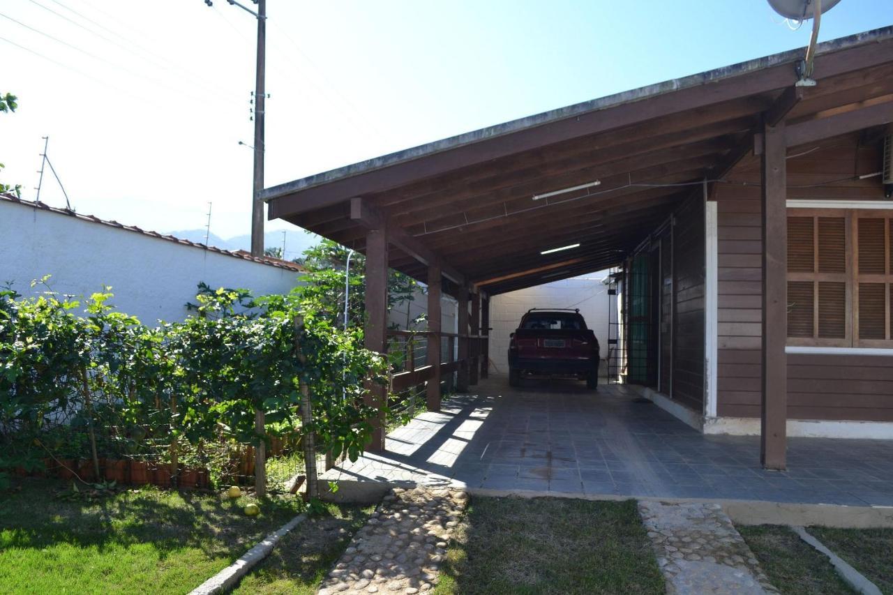 Casa de férias Maranduba Chalet: Poolside Retreat With Sea Access *