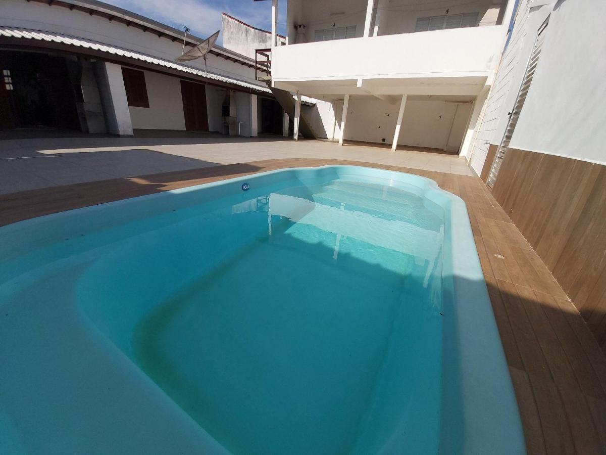 Casa de férias Maranduba Chalet: Poolside Retreat With Sea Access